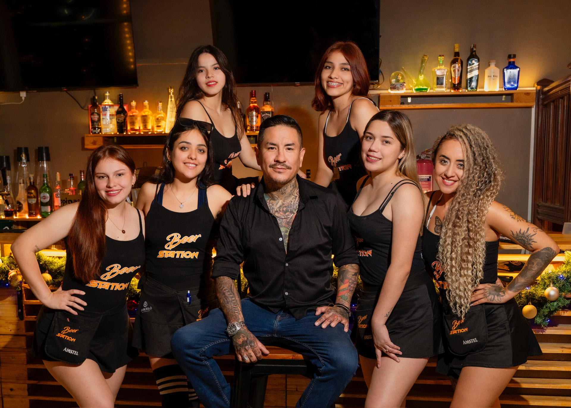 Equipe da Beer Station uniformizada atrás do balcão