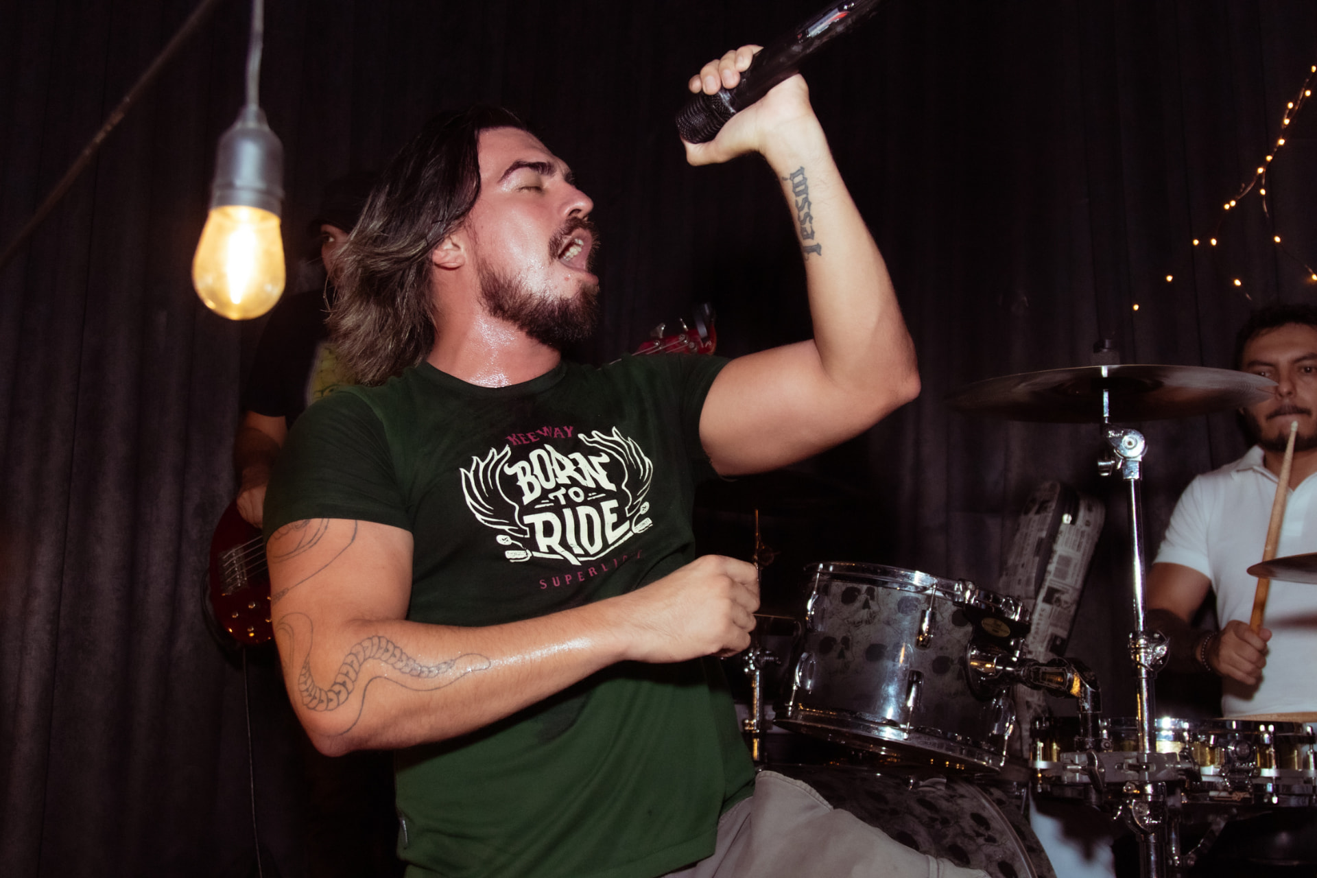 Banda ao vivo no palco da Beer Station