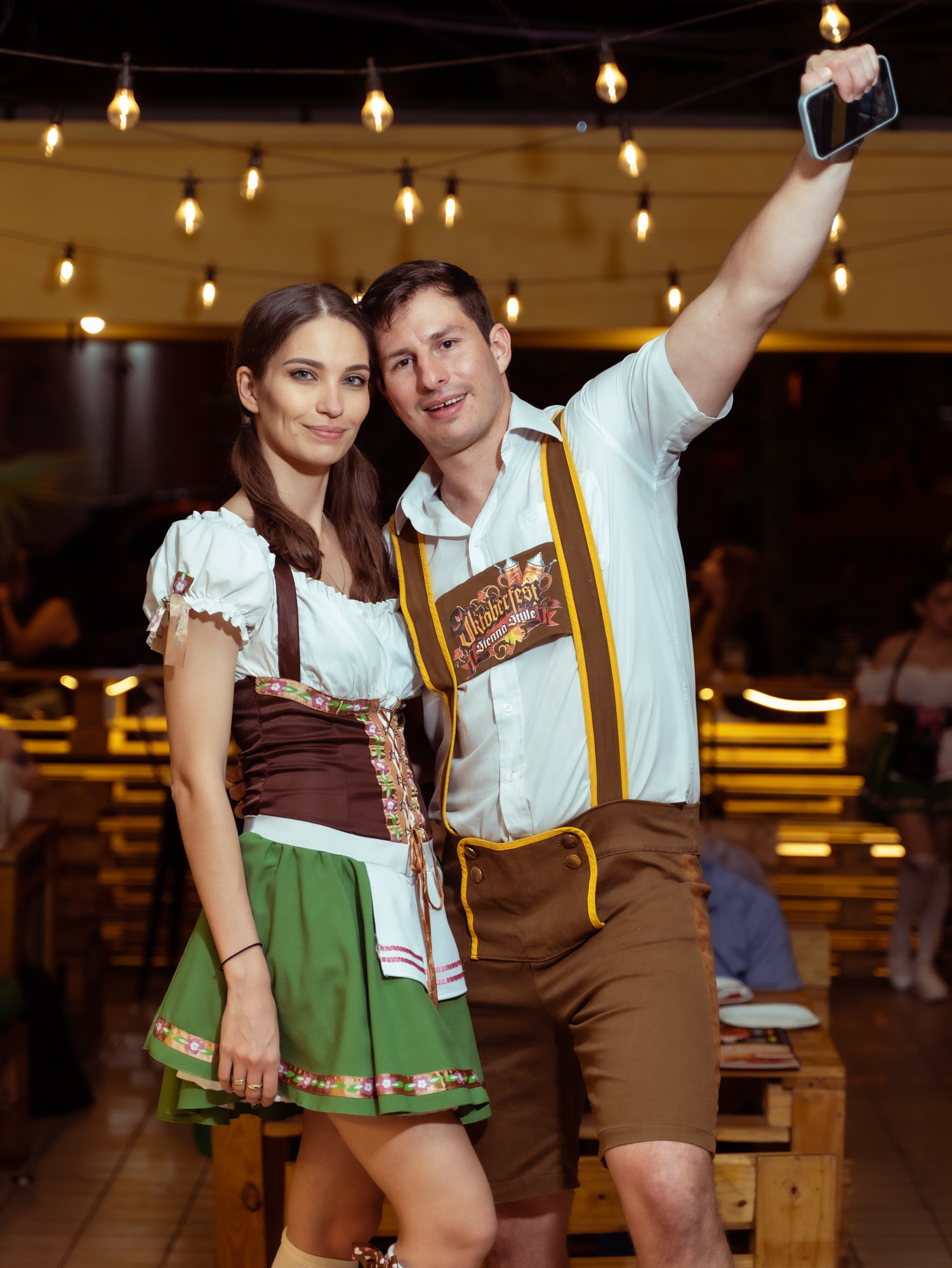 Ale Toro e Sasha, fundadores da Beer Station, juntos no bar