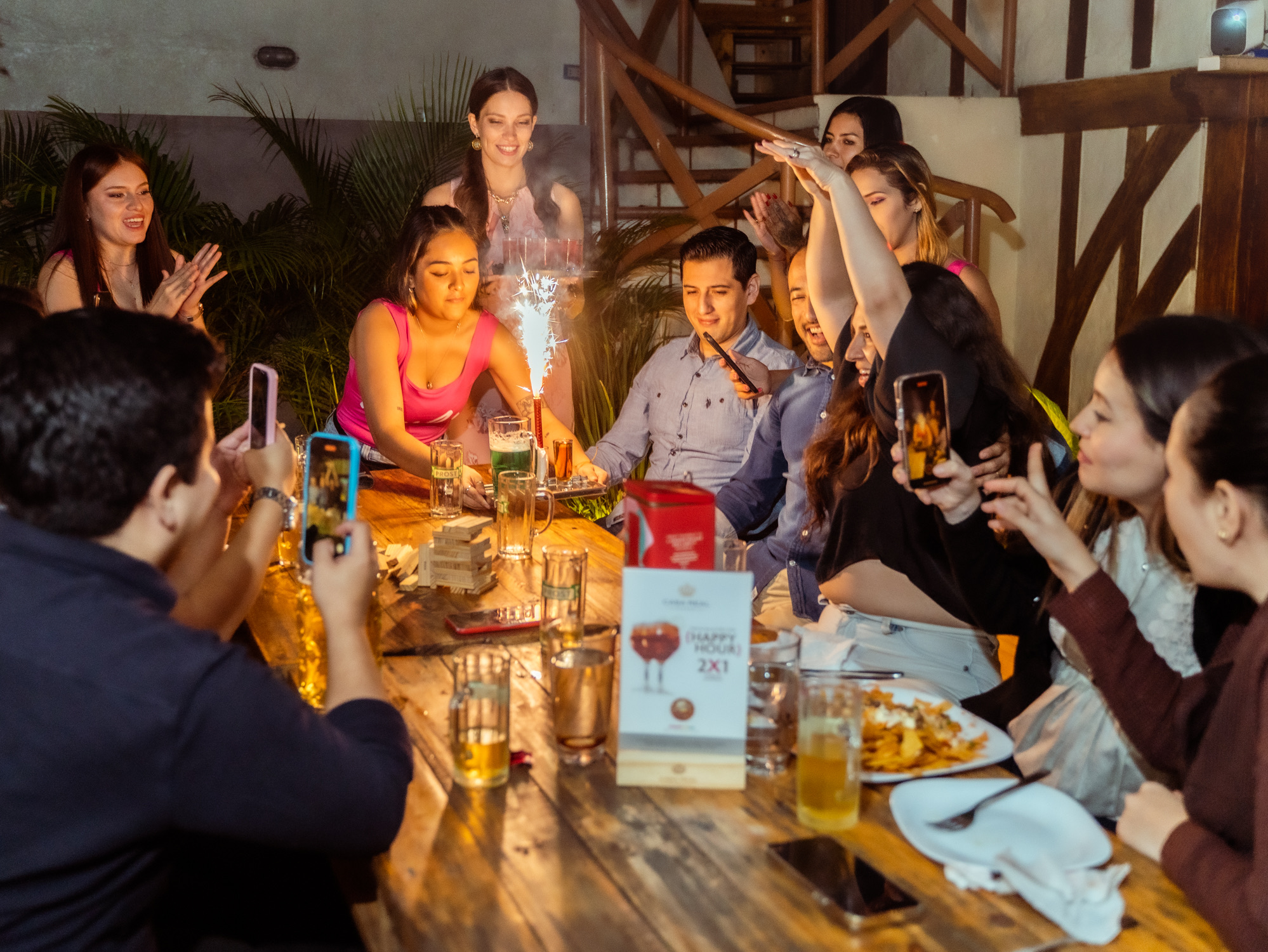 Mesa de festa com Jenga gigante e chuva de prata