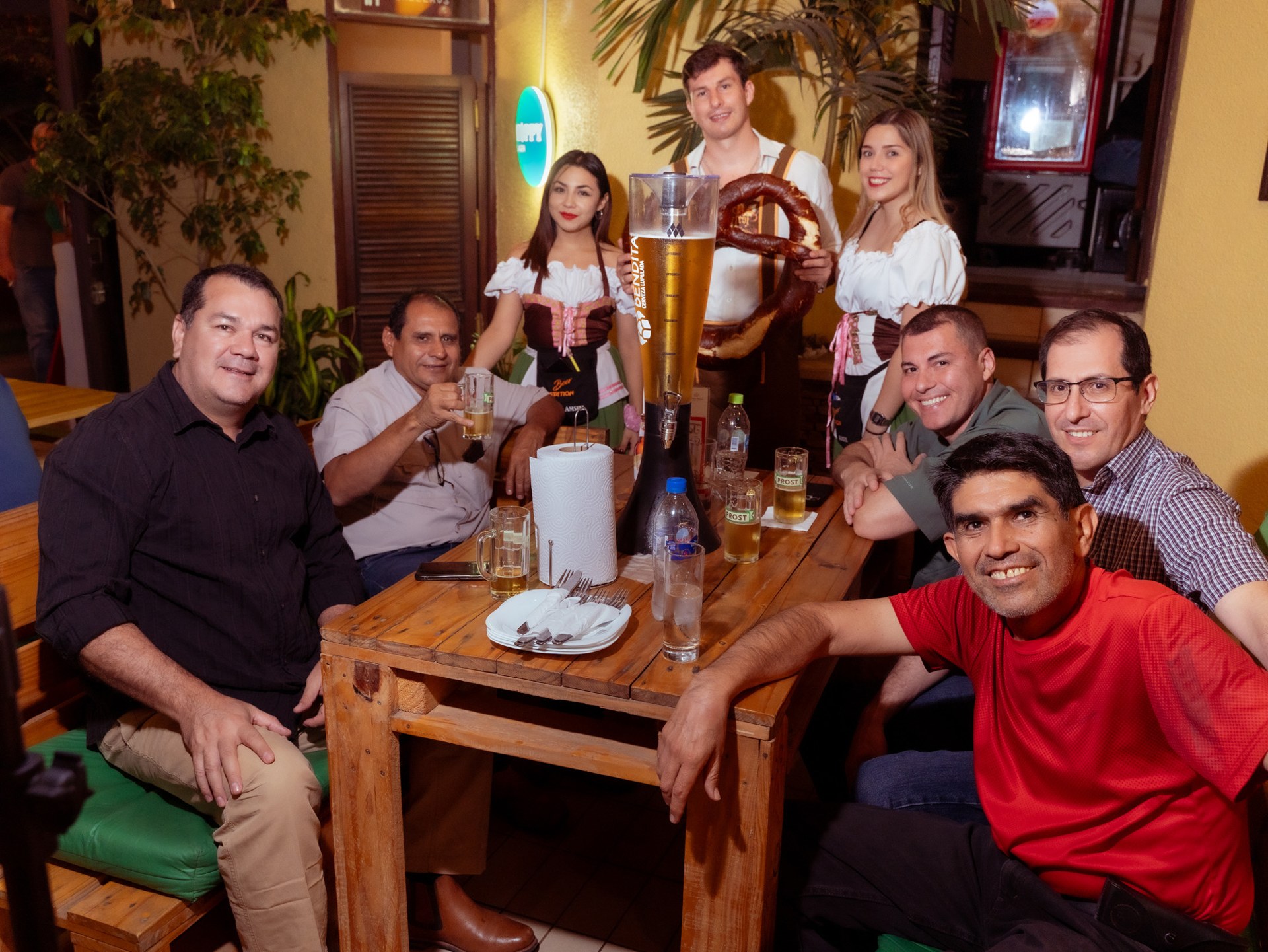 Clientes e animadoras celebrando juntos