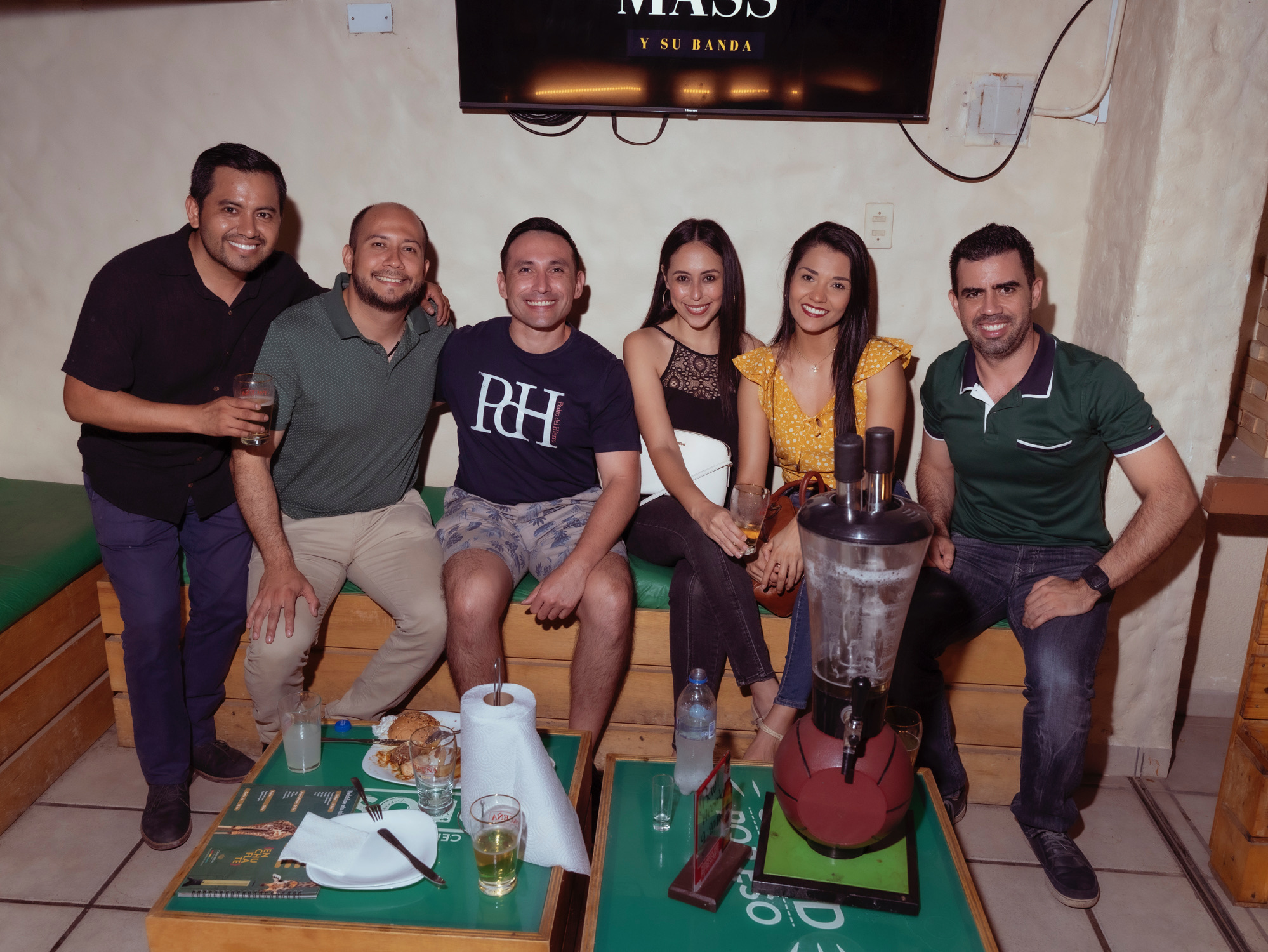 Clientes reunidos para uma noite na Beer Station